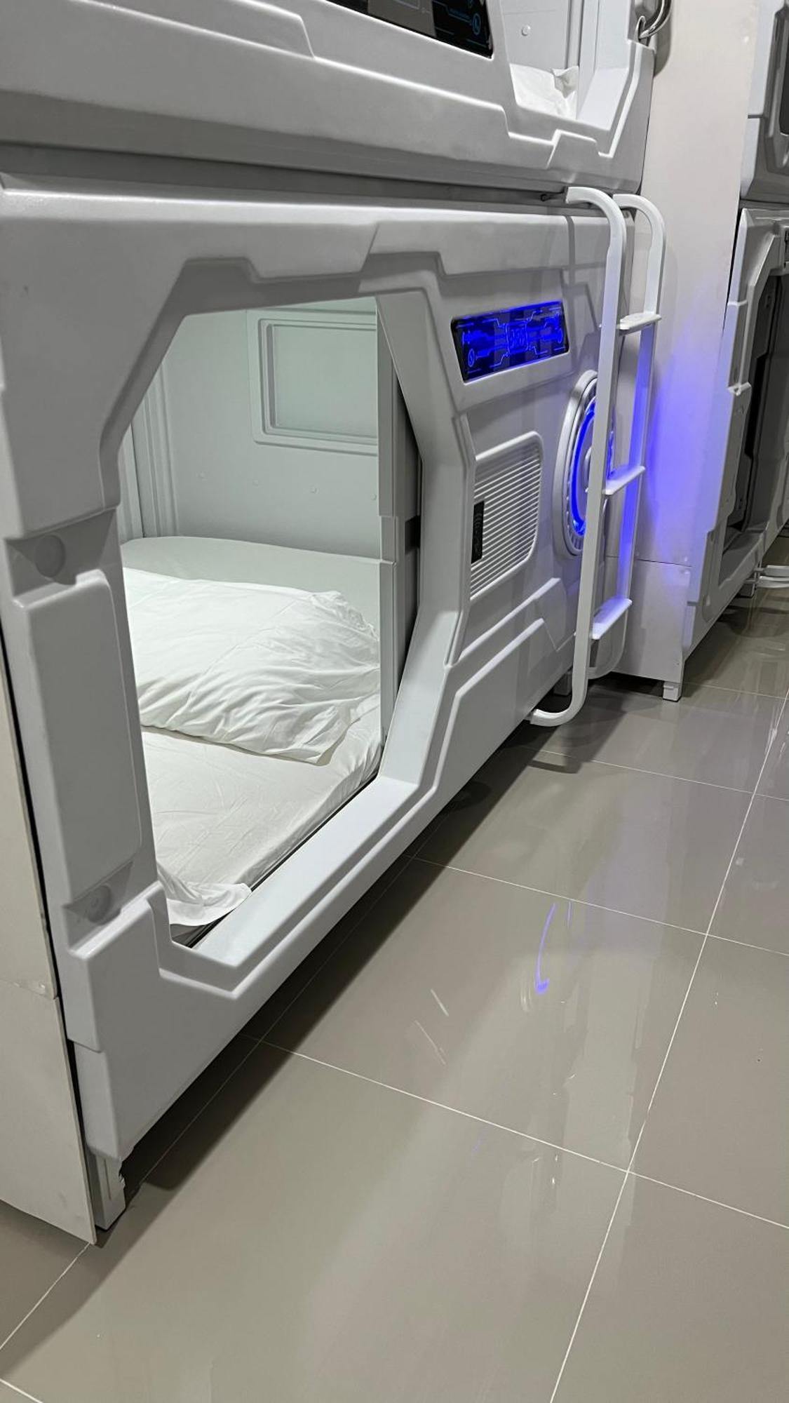Kiwi Capsule Hotel Bangkok Buitenkant foto