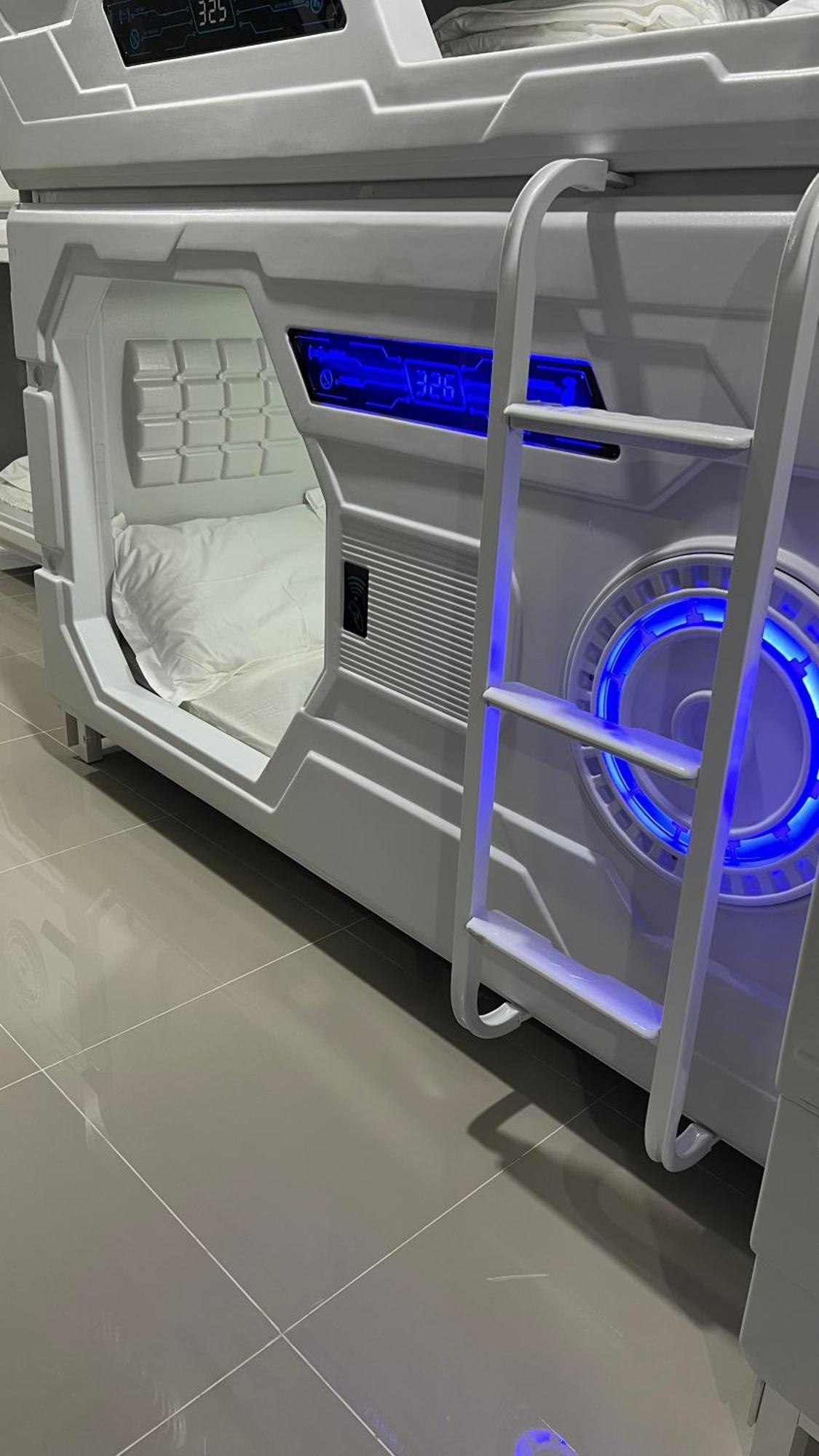 Kiwi Capsule Hotel Bangkok Buitenkant foto