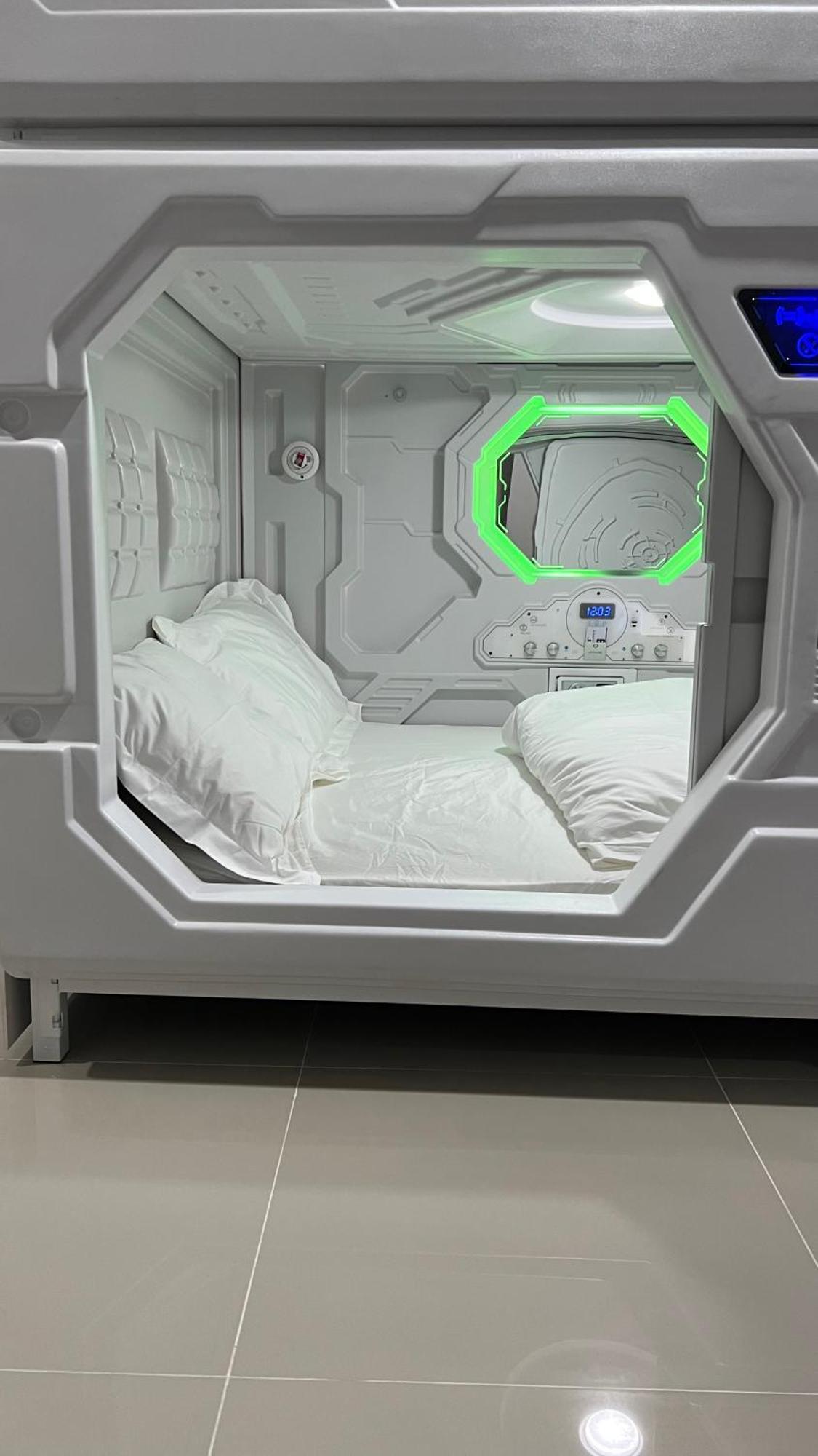 Kiwi Capsule Hotel Bangkok Buitenkant foto