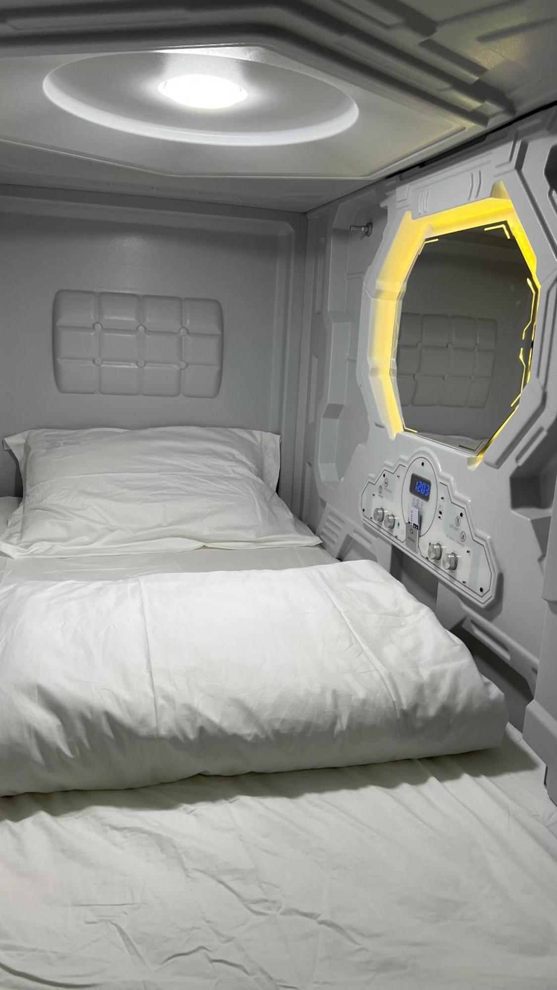 Kiwi Capsule Hotel Bangkok Buitenkant foto