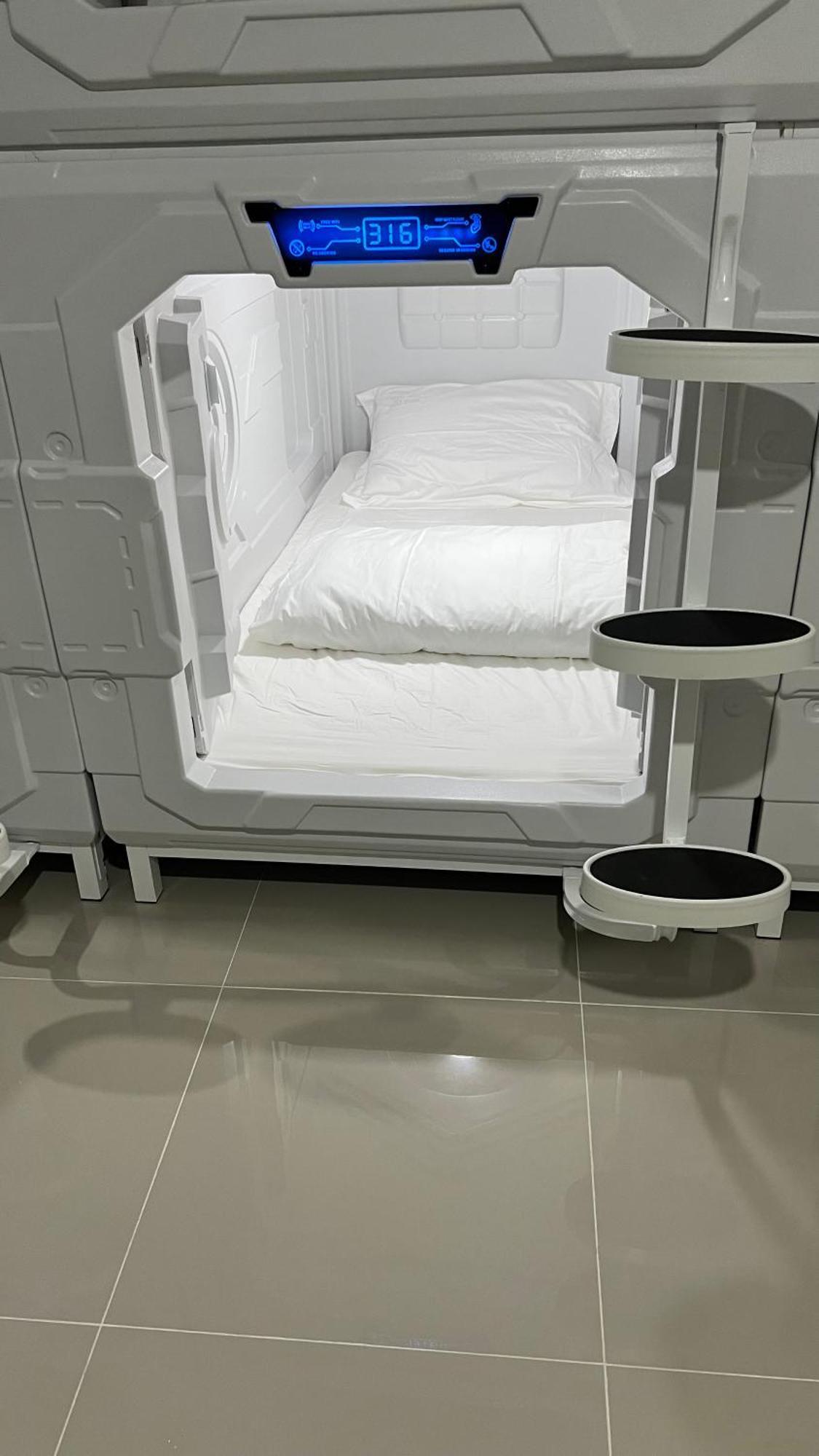 Kiwi Capsule Hotel Bangkok Buitenkant foto