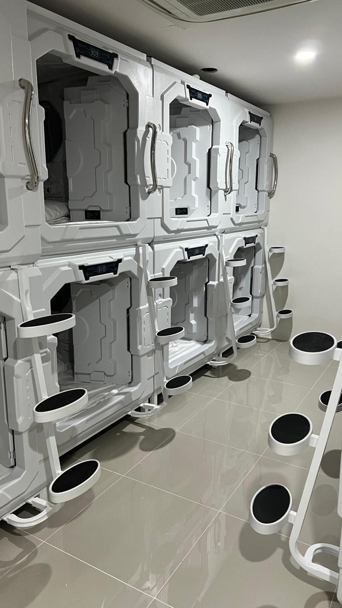 Kiwi Capsule Hotel Bangkok Buitenkant foto