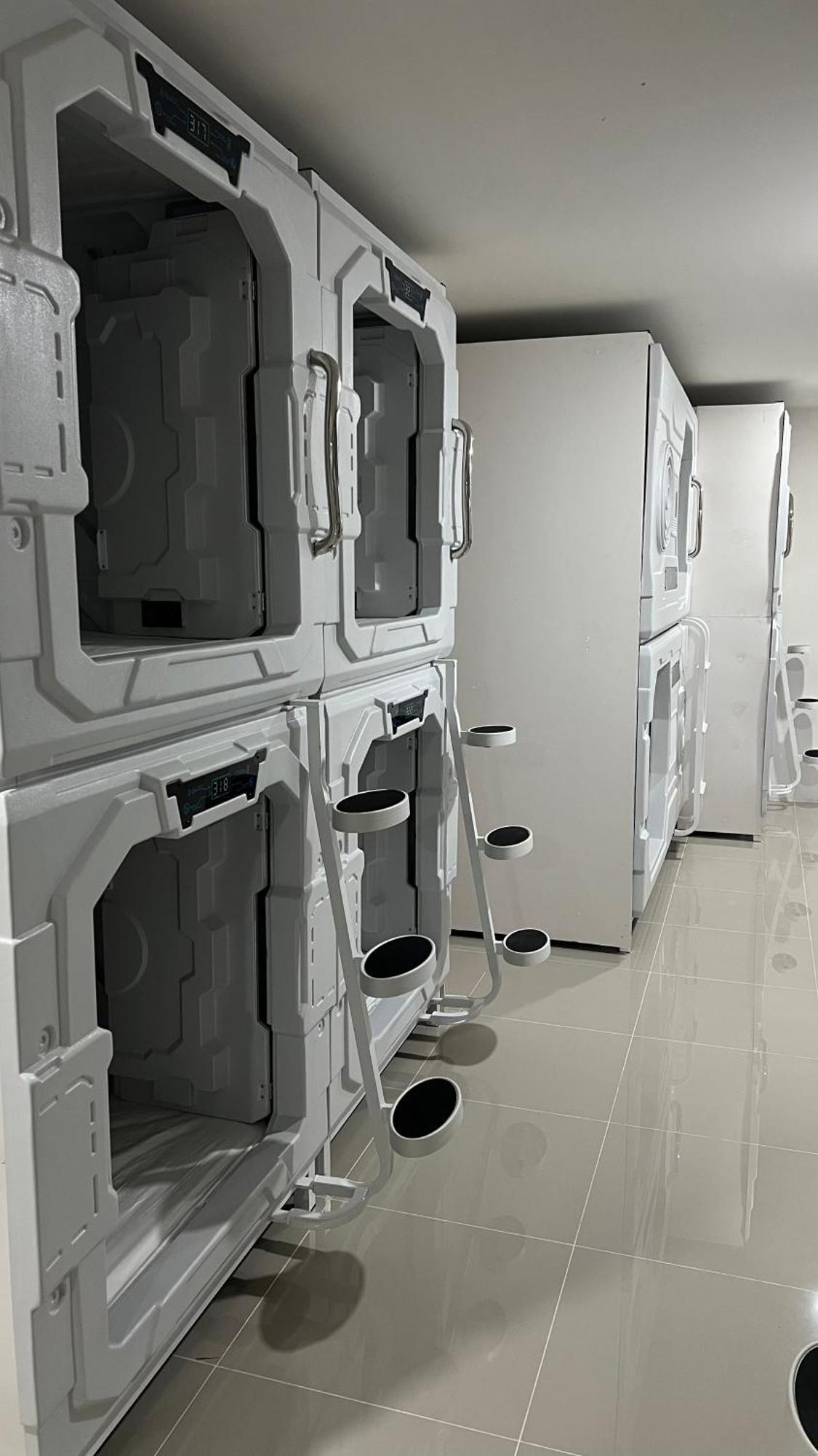Kiwi Capsule Hotel Bangkok Buitenkant foto