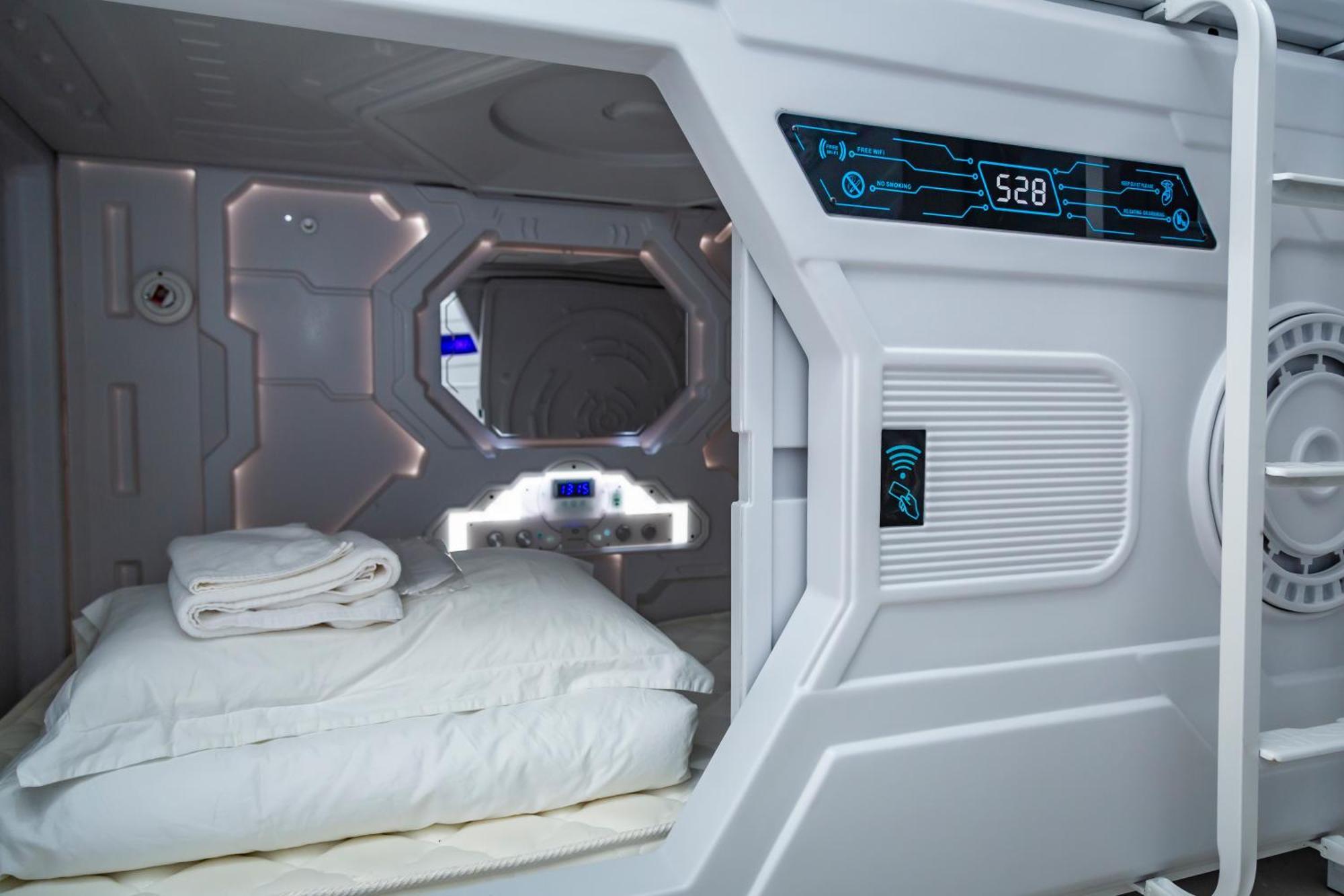 Kiwi Capsule Hotel Bangkok Buitenkant foto