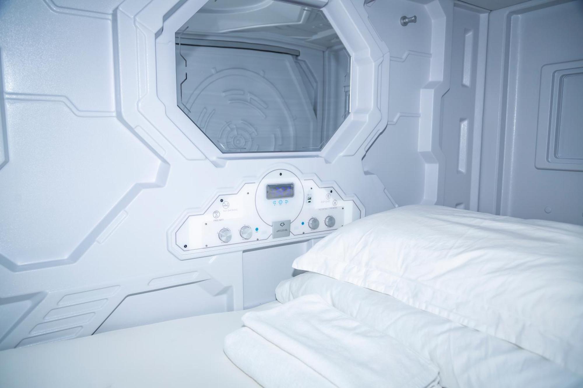 Kiwi Capsule Hotel Bangkok Buitenkant foto