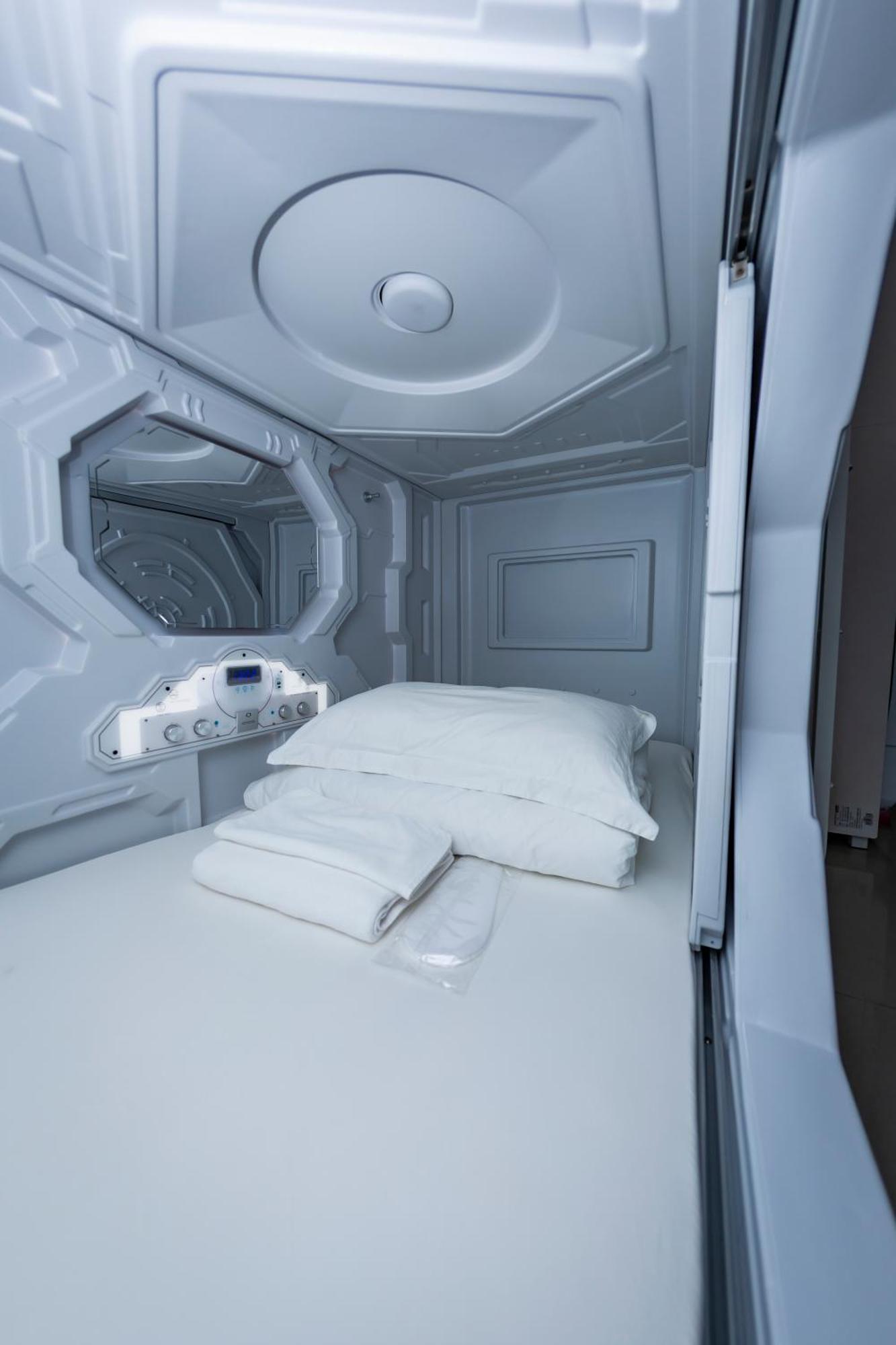 Kiwi Capsule Hotel Bangkok Buitenkant foto