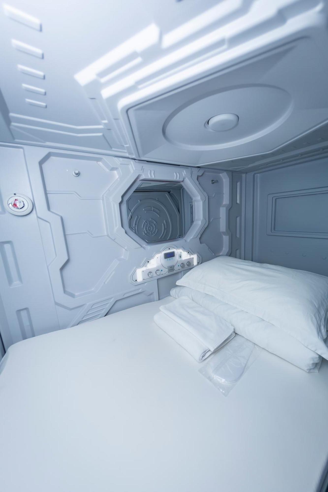 Kiwi Capsule Hotel Bangkok Buitenkant foto