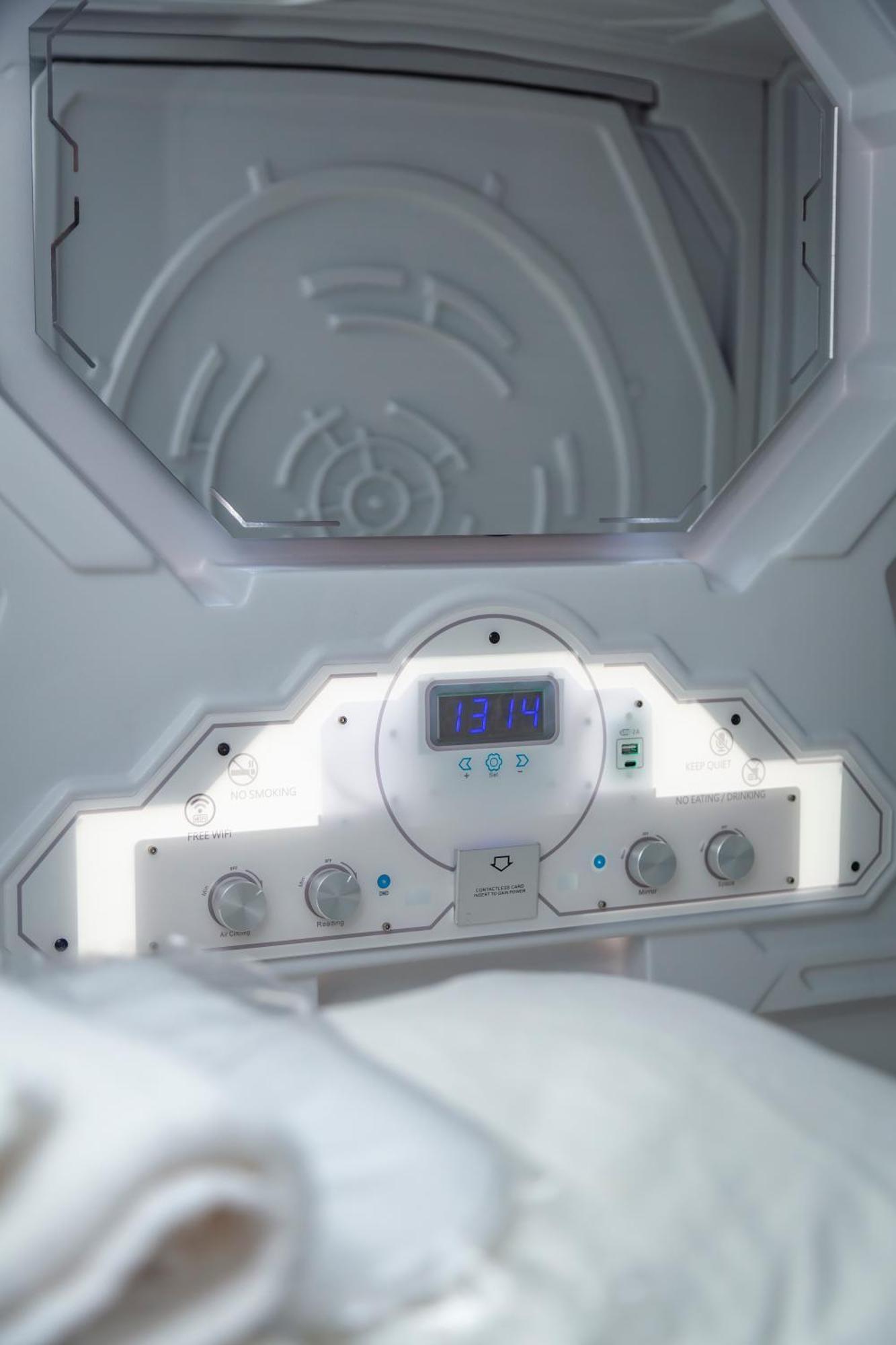 Kiwi Capsule Hotel Bangkok Buitenkant foto